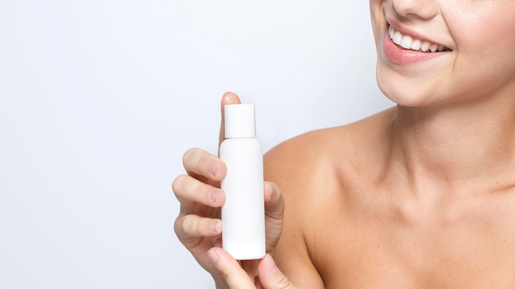 Foto grátis vista frontal de mulher com conceito de produto de beleza