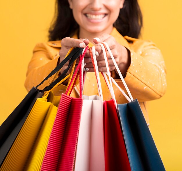 Vista frontal de mulher com conceito de sacola de compras