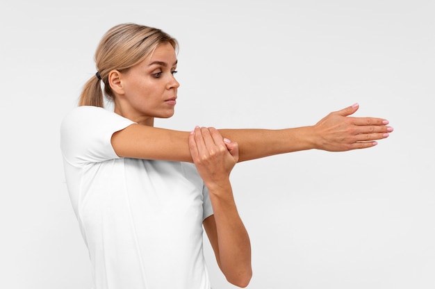 Vista frontal de mulher fazendo fisioterapia com os braços