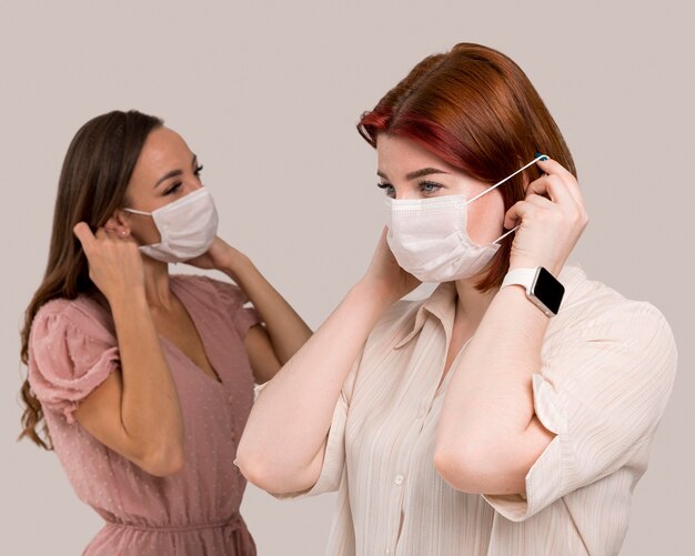 Vista frontal de mulheres com máscara facial