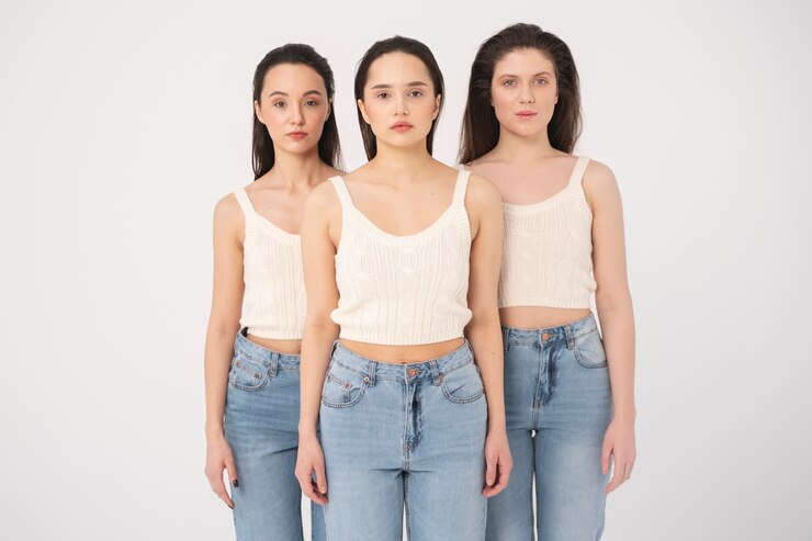 Foto grátis vista frontal de mulheres em tops e jeans posando em retratos minimalistas