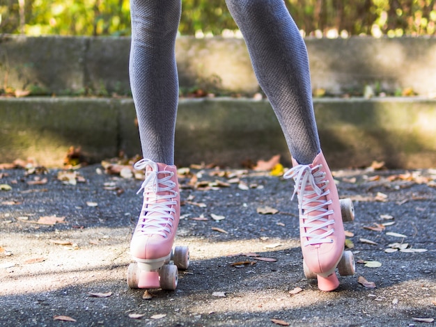 Vista frontal de patins com pernas em meias