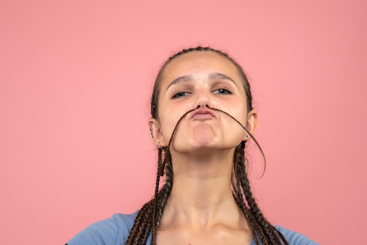 Foto grátis vista frontal de perto de jovem fazendo bigode de cabelo em rosa