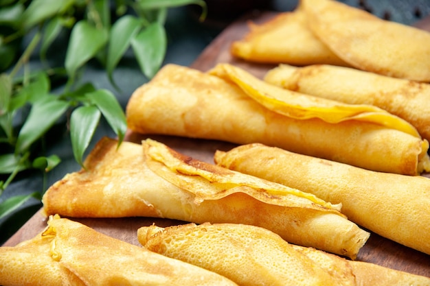 Vista frontal de perto deliciosas panquecas enroladas em cor escura refeição torta carne pastelaria bolo massa doce