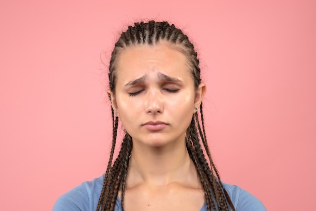 Vista frontal de perto jovem estressada e triste na rosa