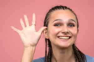 Foto grátis vista frontal de perto jovem sorrindo em rosa