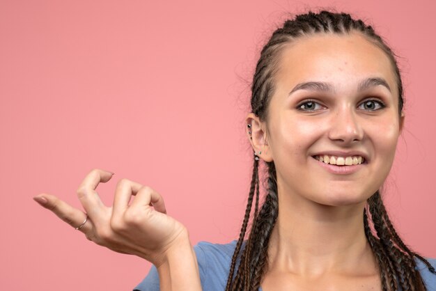 Vista frontal de perto jovem sorrindo em rosa