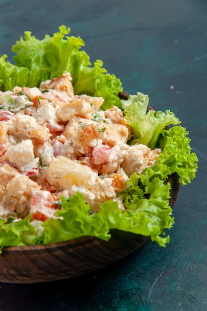 Foto grátis vista frontal de perto salada de legumes com frango salada com mayyon na mesa azul escuro salada de legumes cor refeição comida almoço