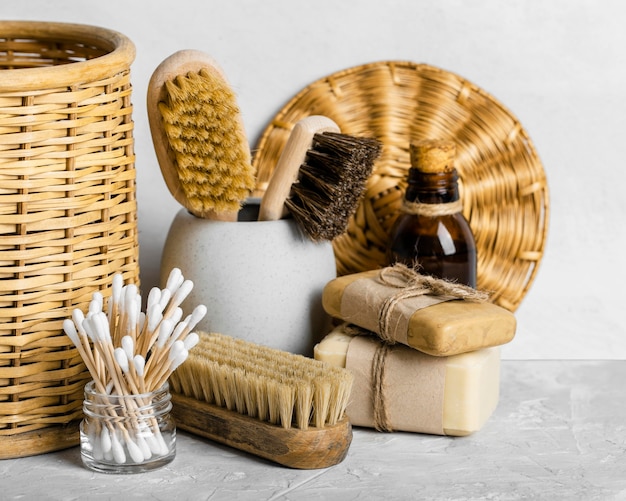 Vista frontal de produtos de limpeza ecológicos com escovas e cotonetes