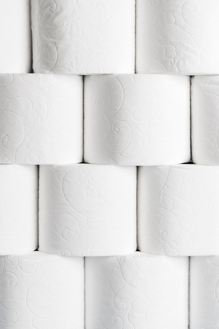 Foto grátis vista frontal de rolos de papel higiênico empilhados ordenadamente