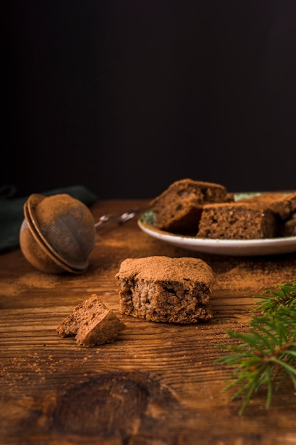 Vista frontal de saborosos brownies de chocolate