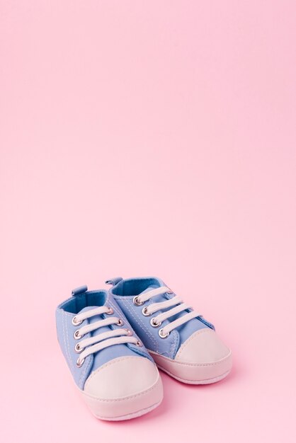 Vista frontal de sapatos de bebê