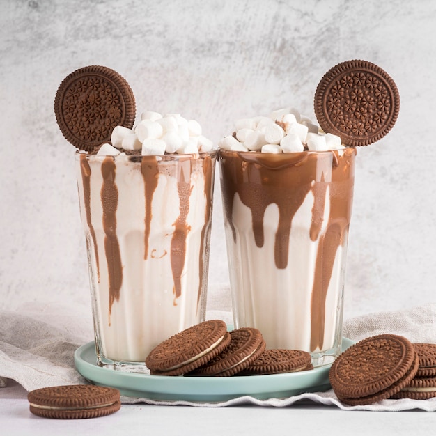Foto grátis vista frontal de sobremesas com biscoitos e marshmallows