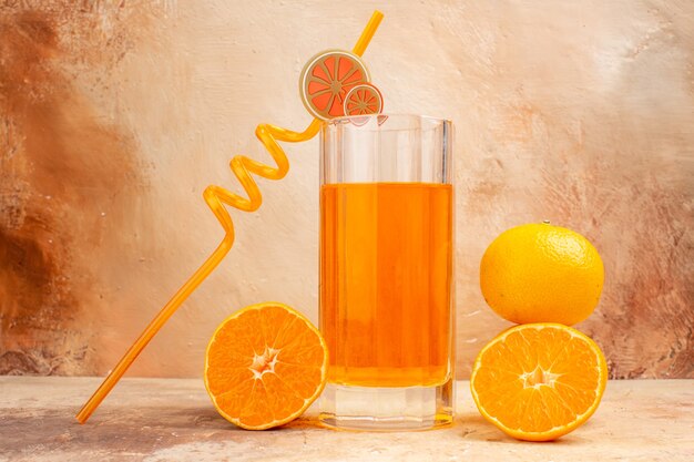 Vista frontal de suco de laranja fresco em fundo escuro bebida cor de foto de frutas cítricas