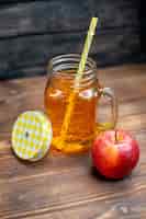 Foto grátis vista frontal de suco de maçã fresco dentro da lata com maçã fresca no bar escuro.