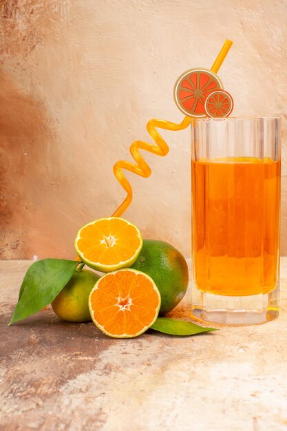 Vista frontal de tangerinas frescas com suco no fundo claro
