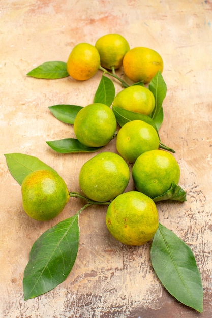 Foto grátis vista frontal de tangerinas verdes ácidas em fundo claro