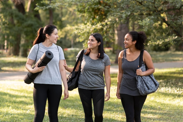 Foto grátis vista frontal de três amigas no parque