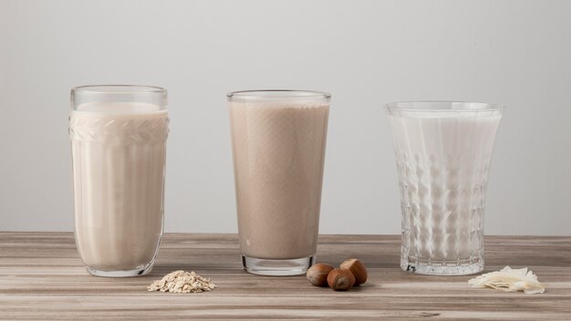 Vista frontal de três copos de leite diferente