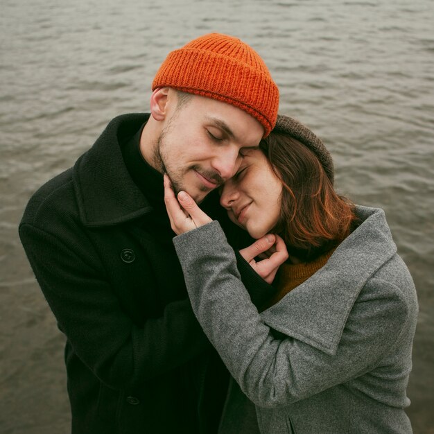 Vista frontal de um casal lindo e feliz