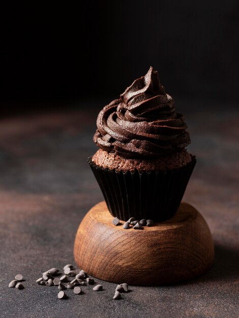 Vista frontal de um delicioso bolinho de chocolate