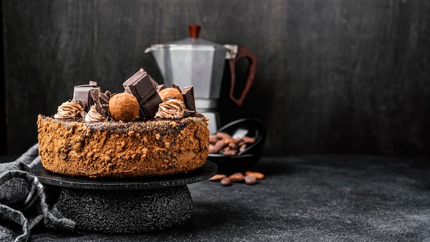 Vista frontal de um delicioso bolo de chocolate em estande com espaço de cópia