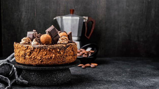 Vista frontal de um delicioso bolo de chocolate em estande com espaço de cópia