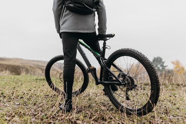 Foto grátis vista frontal de um homem andando de bicicleta