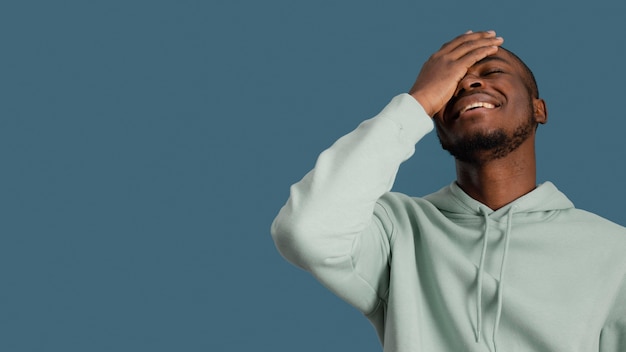 Foto grátis vista frontal de um homem bonito sorridente com espaço de cópia