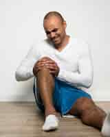 Foto grátis vista frontal de um homem com dor no joelho