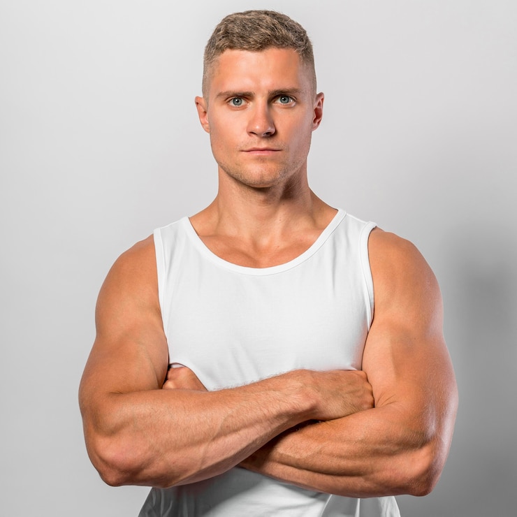 Foto grátis vista frontal de um homem em forma posando com uma camiseta regata com os braços cruzados