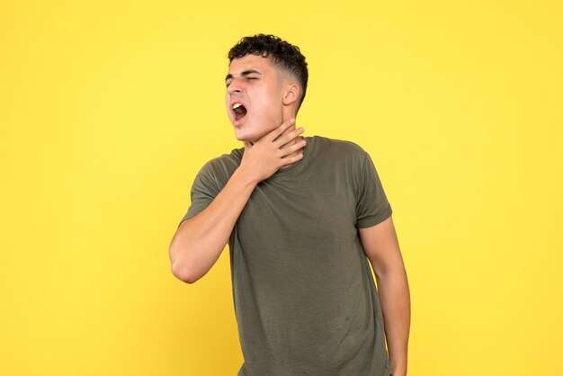 Vista frontal de um homem gritando porque está com dor de garganta