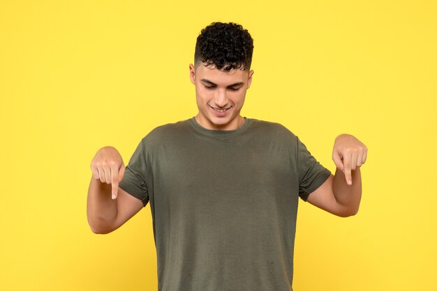 Vista frontal de um homem que o cara sorridente segura seus dedos e olha para frente