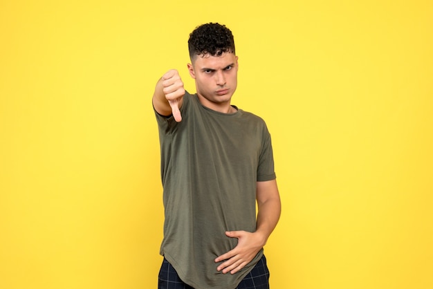 Vista frontal de um homem que o homem franze a testa e abaixa o dedo