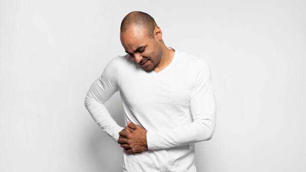 Vista frontal de um homem que sofre de dor lateral