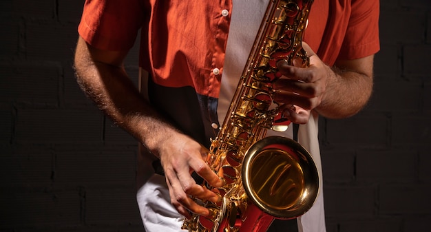 Vista frontal de um homem tocando saxofone