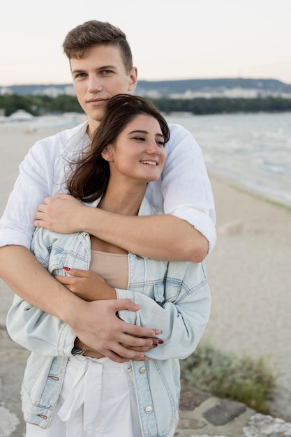 Vista frontal de um lindo casal abraçado ao ar livre
