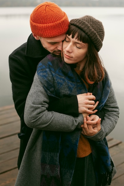 Vista frontal de um lindo casal adorável lá fora