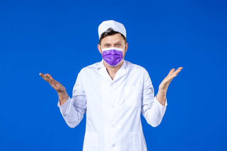 Foto grátis vista frontal de um médico em terno médico e máscara roxa em azul