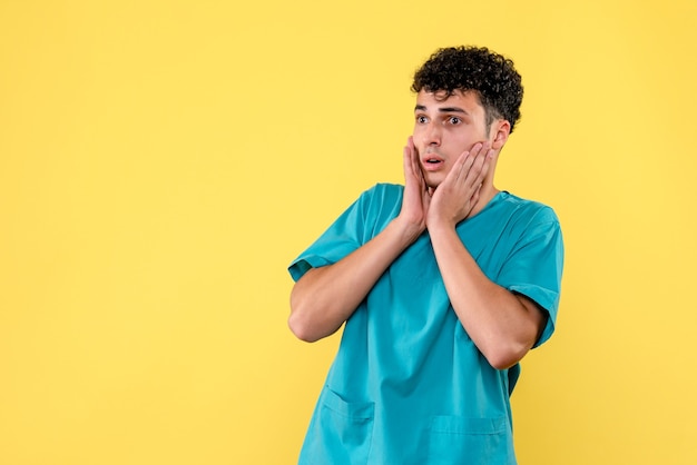 Vista frontal de um médico o médico está surpreso que a quarentena tenha recomeçado