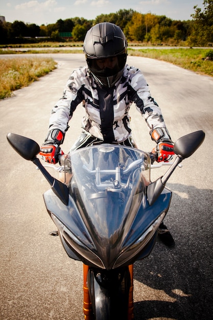 Vista frontal de um motociclista na estrada