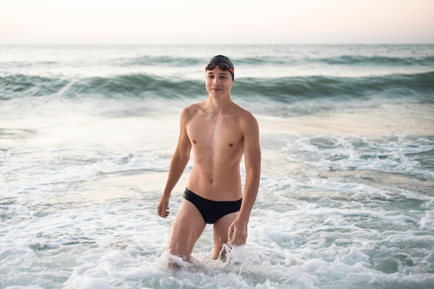 Vista frontal de um nadador sorridente no oceano