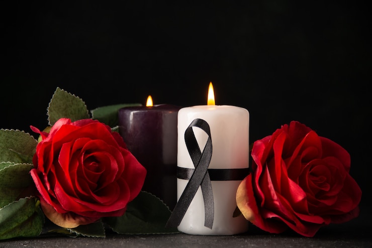 Foto grátis vista frontal de um par de velas flores vermelhas em preto