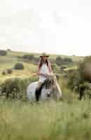 Foto grátis vista frontal de uma agricultora cavalgando