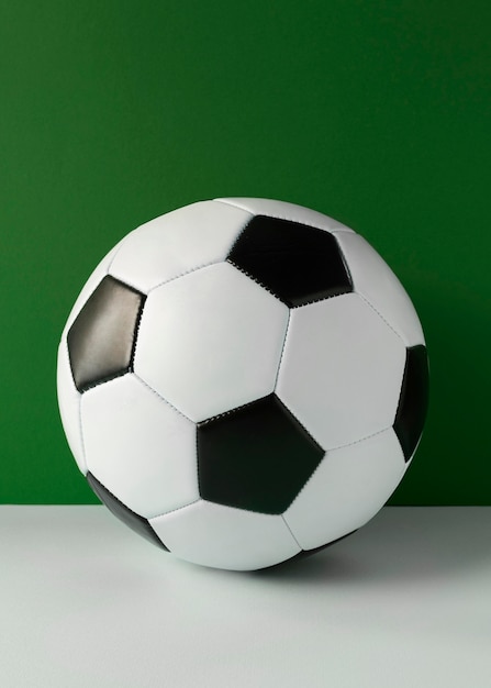 Vista frontal de uma bola de futebol novinha em folha