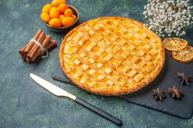 vista frontal de uma deliciosa torta de geleia em um fundo escuro