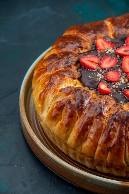 Vista frontal de uma deliciosa torta de morango com geleia e morangos vermelhos frescos