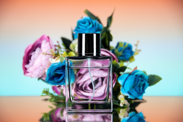 Vista frontal de uma garrafa de perfume retangular com flores coloridas em ombre bege