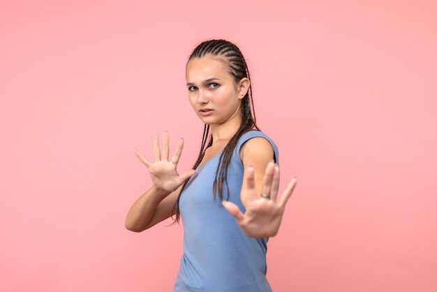 Vista frontal de uma jovem garota na emoção rosa modelo cabelo jovem