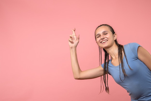 Vista frontal de uma jovem garota rosa jovem modelo emoções cor